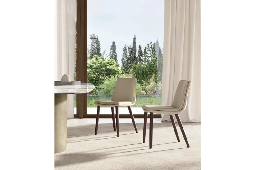 LARA_4 wooden legs